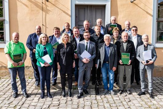 Gruppenbild der ausgezeichneten privat und kommunalen Waldbesitzenden vor den Willrode Forsthaus
