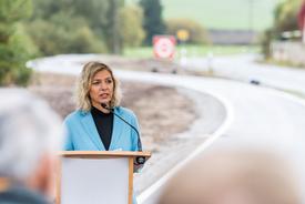 Ministerin Karawanskij bei ihrer Ansprache, im Hintergrund der neue Radweg