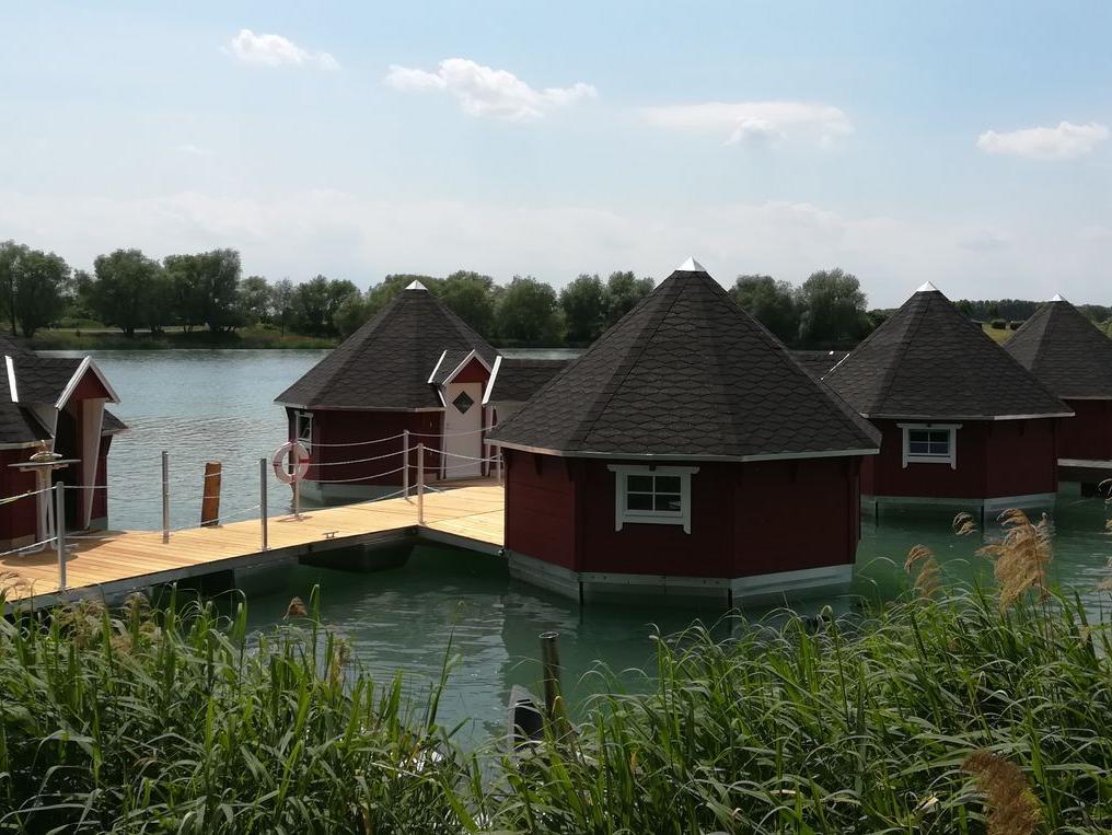 Schwimmende Holzhütten auf Alperstedter See