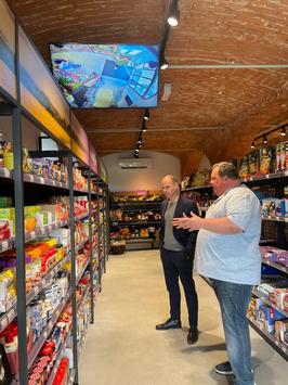 Staatssekretär Torsten Weil (li.) und Ladenbetreiber Ronny Koch stehen im Dorfladen in Taupadel.