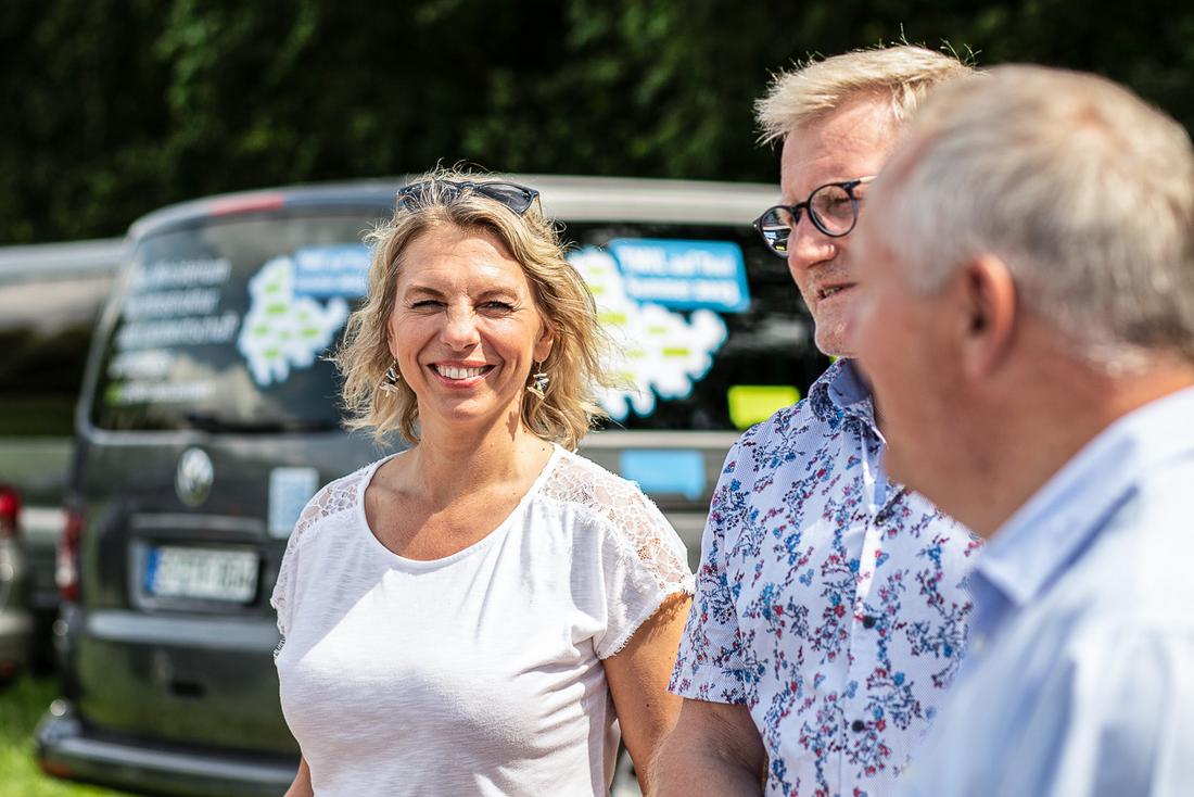 Ministerin Karawanskij vor dem Tourbus