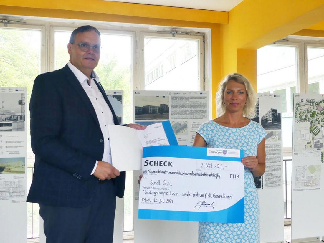 Ministerin Susanna Karawanskij überreicht einen Zuwendungsbescheid und Förderscheck an die Stadt Gera.
