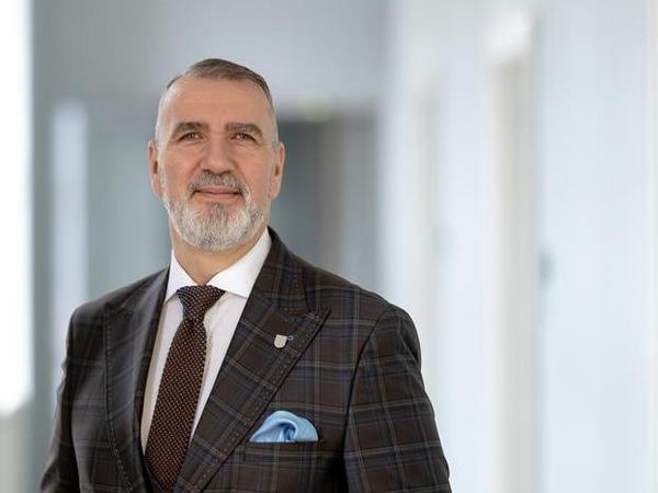 Thüringer Minister für Digitales und Infrastruktur Steffen Schütz steht vor dem Ministerium