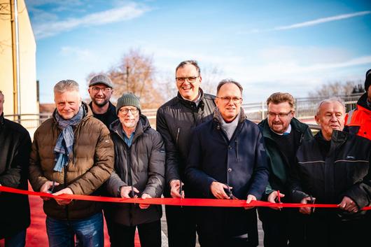 Oberbürgermeister von Gera Kurt Dammenberg, Staatssekretär Dr. Tobias Knoblich und weitere Personen stehen an einem roten Band vor der neuen Rad - und Gehwegbrücke und möchten das Band feierlich zerschneiden anlässlich der Einweihung