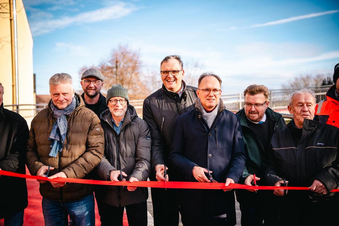 Oberbürgermeister von Gera Kurt Dammenberg, Staatssekretär Dr. Tobias Knoblich und weitere Personen stehen an einem roten Band vor der neuen Rad - und Gehwegbrücke und möchten das Band feierlich zerschneiden anlässlich der Einweihung