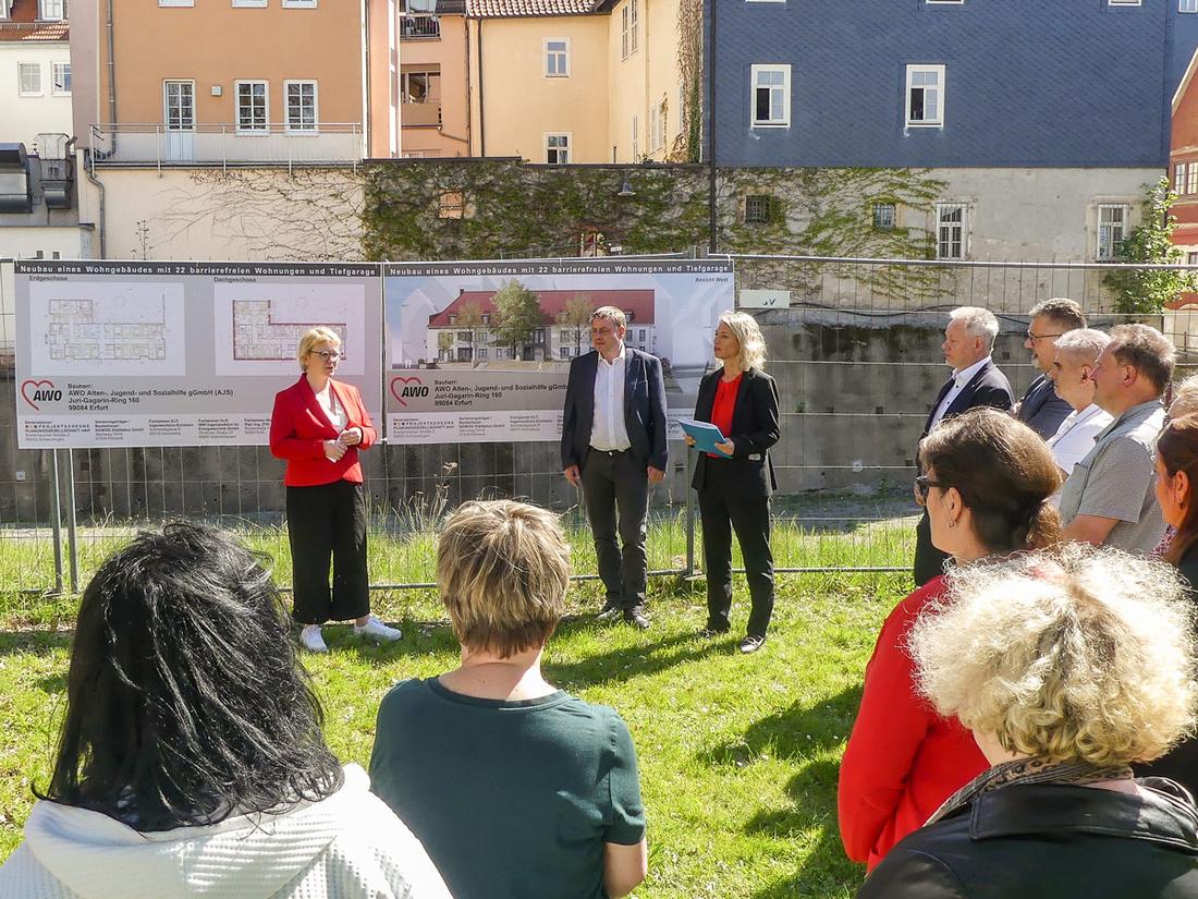 Ministerin Karawanskij bei der Übergabe des Förderbescheids in Schleusingen