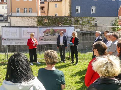 Ministerin Karawanskij bei der Übergabe des Förderbescheids in Schleusingen