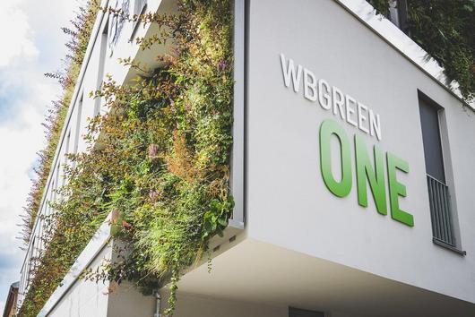 Außenansicht des WBGreenOne mit Fassadenbegrünung