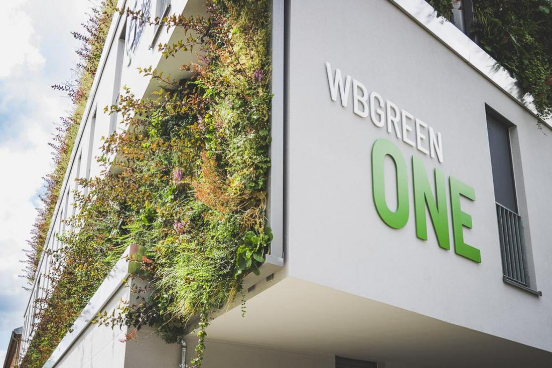 Außenansicht des WBGreenOne mit Fassadenbegrünung