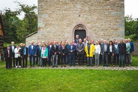 Gruppenbild der Gutacher:innen mit Staatssekretärin Karawanskij