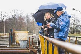 Ministerin Karawanskij auf einem Steg der Außenanlagen der Fischzucht