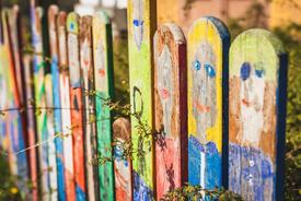bunt bemalter Lattenzaun