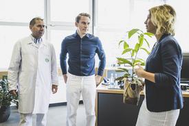 Ministerin Karawanskij übergibt jungen Baum an Familie Holland-Moritz