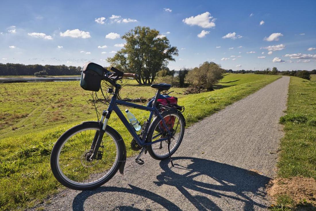 Fahrrad steht auf dem Radweg des Iron Curtain Trail