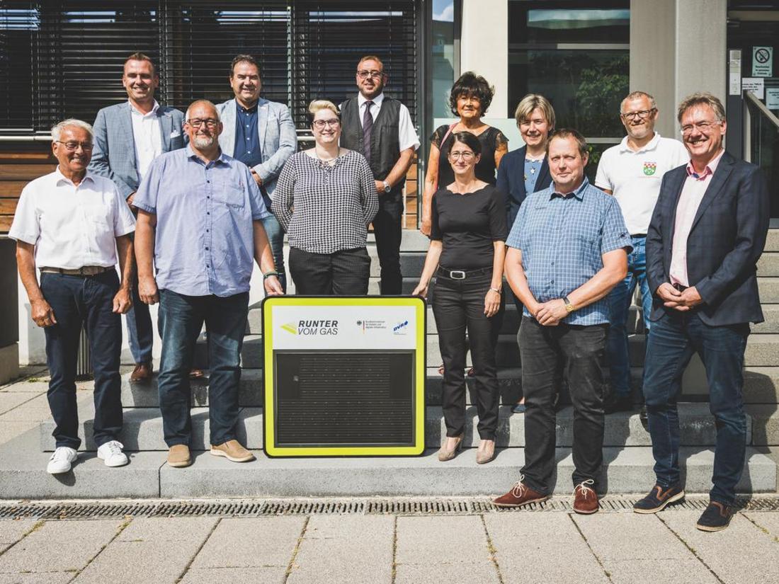 Alle Gewinner:innen der Dialog-Displays posieren mit Staatssekretärin Prof. Schönig