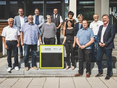 Alle Gewinner:innen der Dialog-Displays posieren mit Staatssekretärin Prof. Schönig