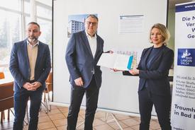 Matthias Reinz (Bürgermeister, Bad Langensalza), Dirk Lindner (Geschäftsführer der Wohnungsbaugesellschaft Bad Langensalza mbH) und Ministerin Susanna Karawanskij mit dem Förderbescheid