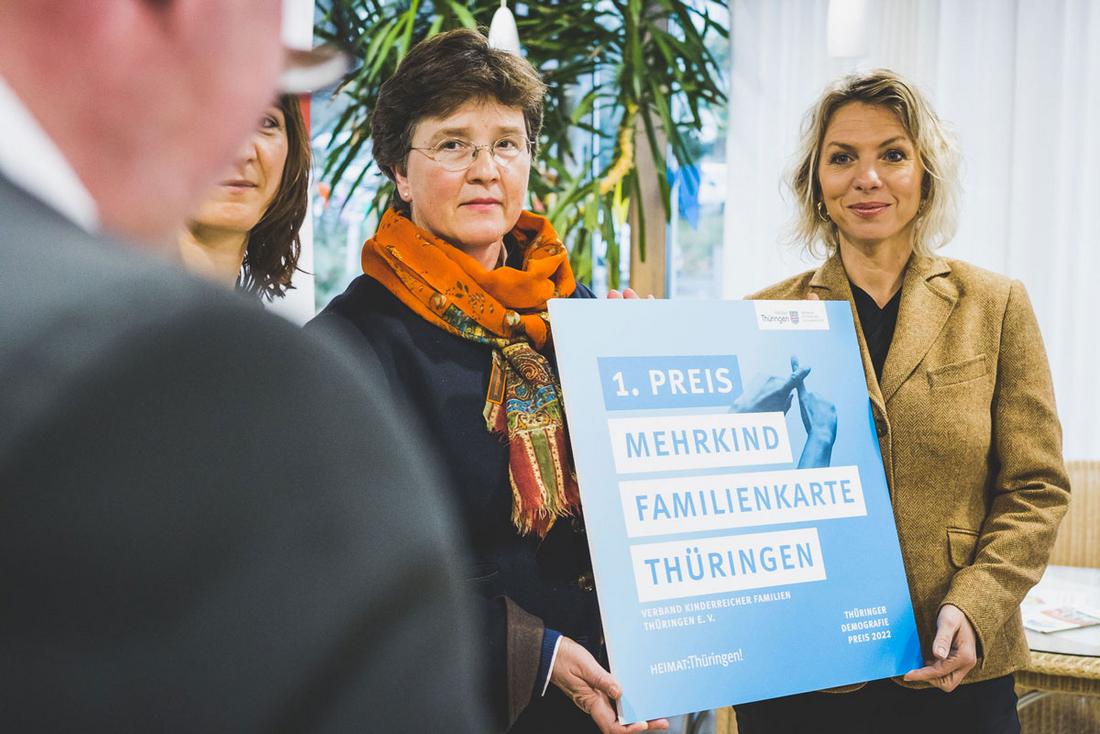 Ministerin Karawanskij und Donatha Castell vom Thüringer Verband kinderreicher Familien mit der Auszeichnung