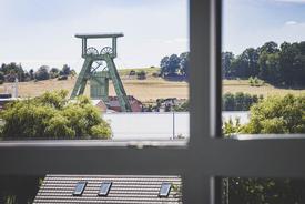 Blick auf den Förderturm des Unterbreizbacher Kalibergwerks aus einem der Zimmer