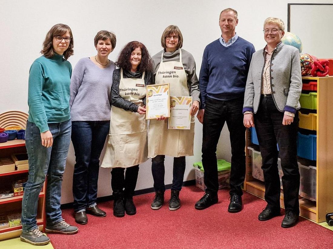 Übergabe des Zertifikats für die Kindertagesstätte „Löwenzahn“ für die erfolgreiche Teilnahme am Bio-Coaching im Rahmen des Projektes „Bio-Regio in die Kitas von Thüringen“ sowie einer Rezeptsammlung