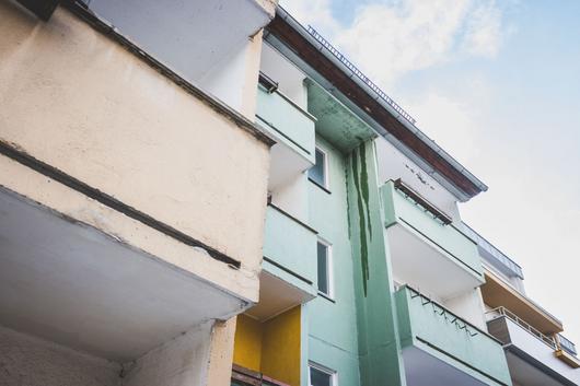 Sanierungsbedürftiger Wohnblock in Arnstadt