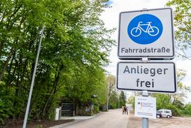 Verkehrsschild Fahrradstraße und Anlieger frei am neuen Radweg