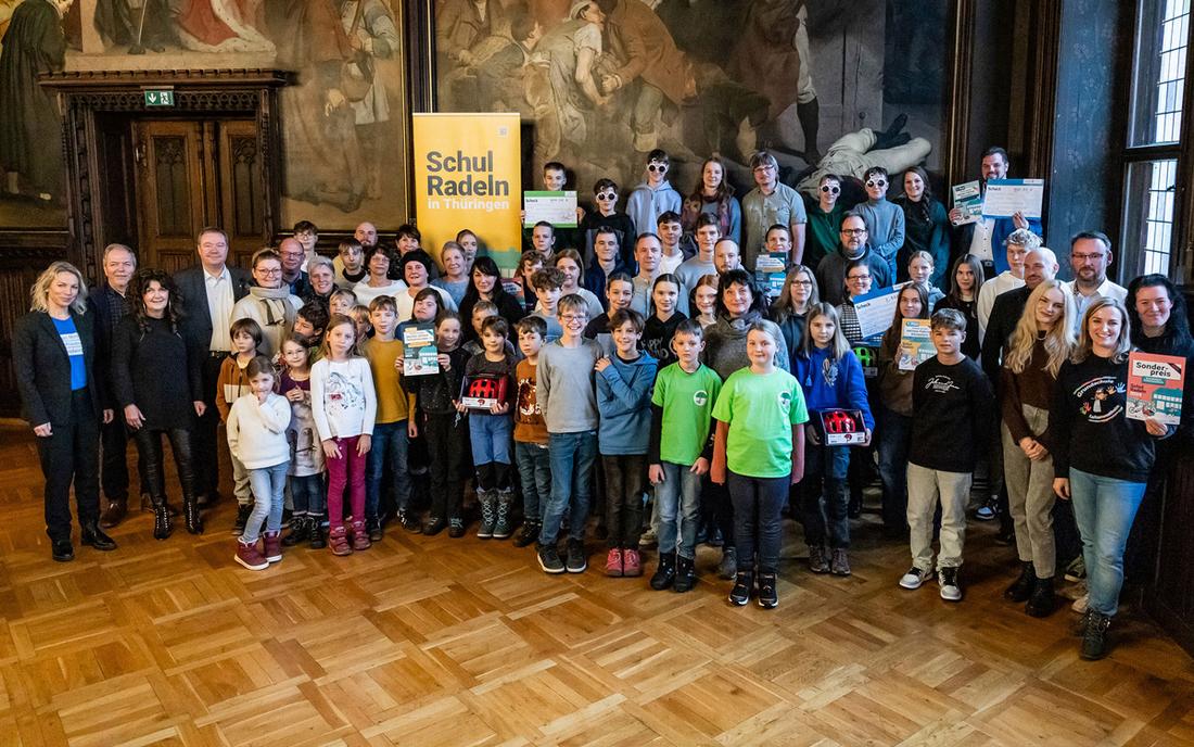 Gruppenfoto aller ausgezeichneten Schulen mit Ministerin Karawanskij im Festsaal des Erfurter Rathauses