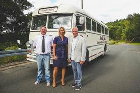 Ministerin Karawanskij vor dem Nostalgiebus der KomBus GmbH