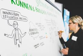 Illustratorin Sandra Bach bei der Arbei