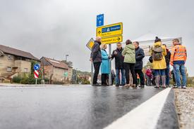 Ministerin Susanna Karawanskij auf dem neuen Radweg im Gespräch mit einer Gruppe von Menschen