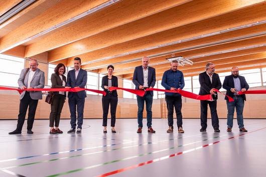 Staatssekretärin Schönig, Oberbürgermeister Bausewein, Baudezernent Bärwolff und weitere Repräsentanten von Stadt und Land zerschneiden ein rotes Band zur Einweihung