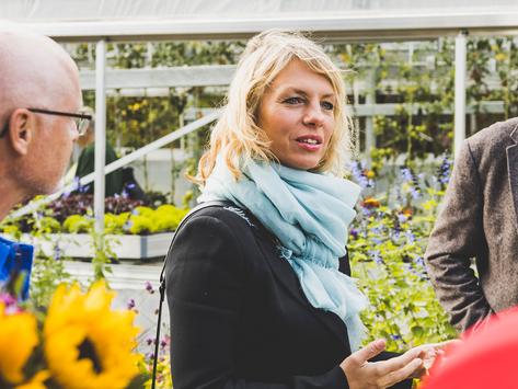 Ministerin Karawanskij vor Gewächshäusern