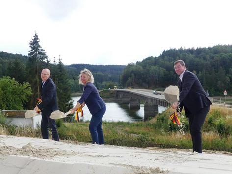 Ministerin Karawanskij setzt den Spatenstich zum Um- und Ausbau der Bundesstraße B 90. | Foto: K. Müller (TMIL)