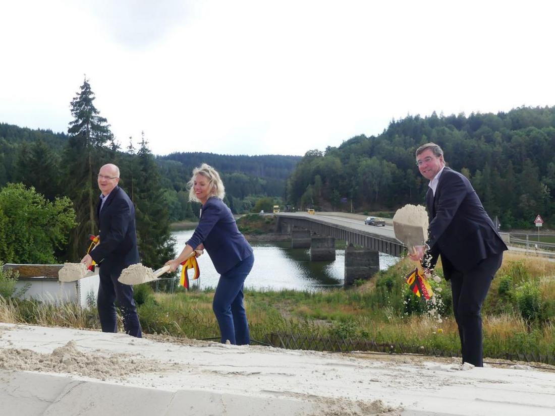 Ministerin Karawanskij setzt den Spatenstich zum Um- und Ausbau der Bundesstraße B 90. | Foto: K. Müller (TMIL)