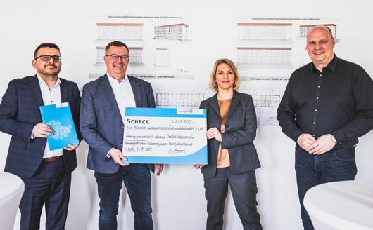 Ministerin Karawanskij übergibt Fördermittelscheck für Bauvorhaben an Wohnungsgenossenschaft