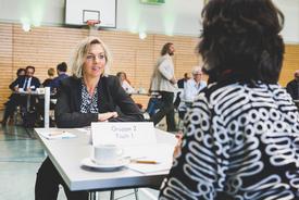 Ministerin Susanna Karawanskij im Gespräch mit einer Teilnehmerin