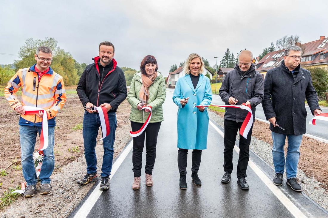 Ministerin Karawanskij und weitere offizielle Personen bei der symbolischen Freigabe des neuen Radwegs
