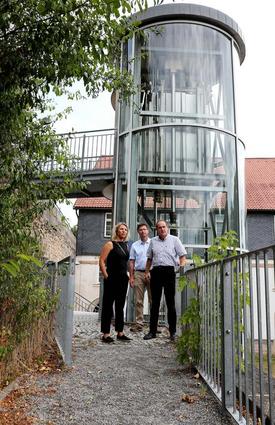 Ministerin Susanna Karawanskij besichtigt einen Abschnitt der historischen Stadtmauer Hildburghausen, an der ein Mauerkronenpfad enstehen soll.