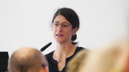 Staatssekretärin Prof. Dr. Barbara Schönig spricht während der Veranstaltung des 8. Facharbeitskreises „Effiziente Stadt“ in Microfon