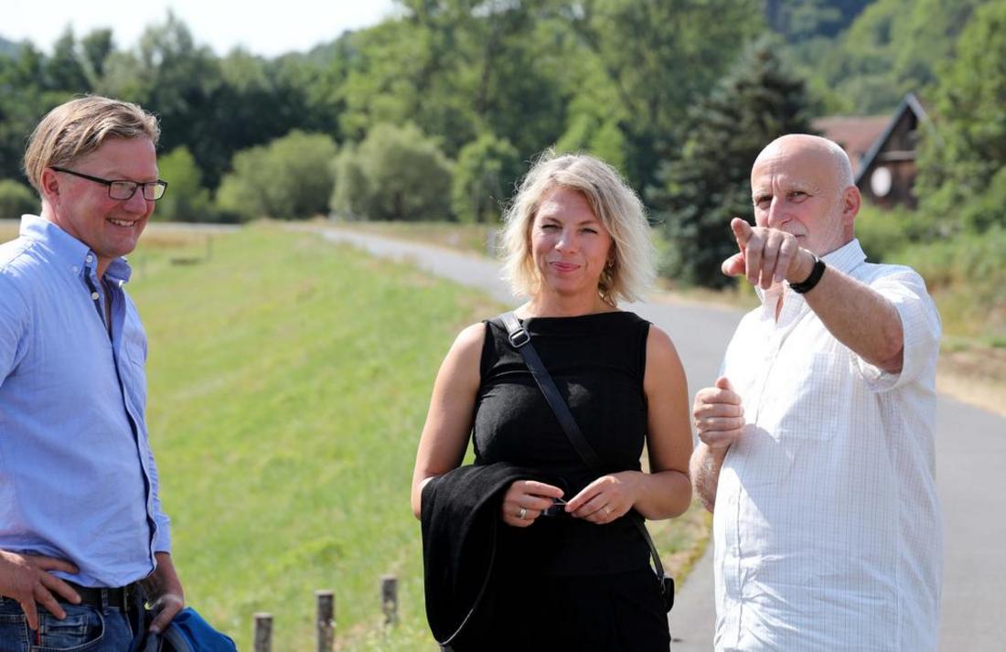 Ministerin Susanna Karawanskij im Gespräch mit Torsten Schmidt, dem Präsidenten des Thüringer Fischereiverbands e. V., sowie Herrn Tautenhahn von der Forellenzucht Trostadt GmbH & Co KG