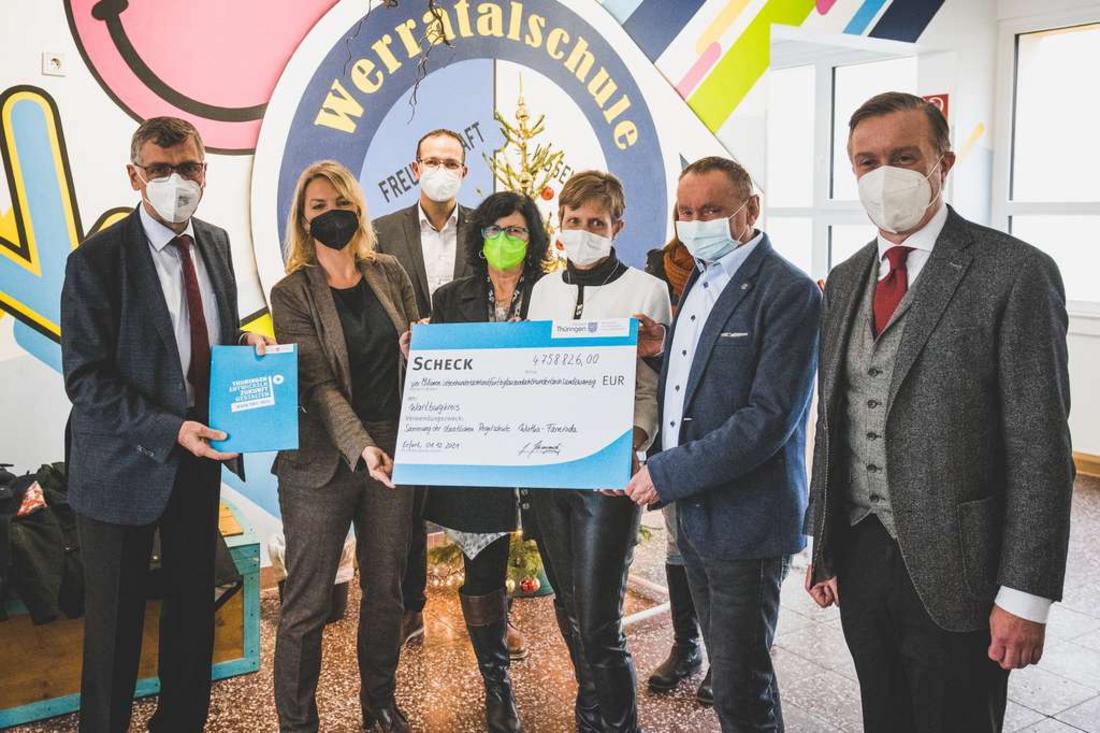 Ministerin Susanna Karawanskij übergibt den Förderbescheid über 4,7 Millionen an die Regelschule Wutha-Farnroda