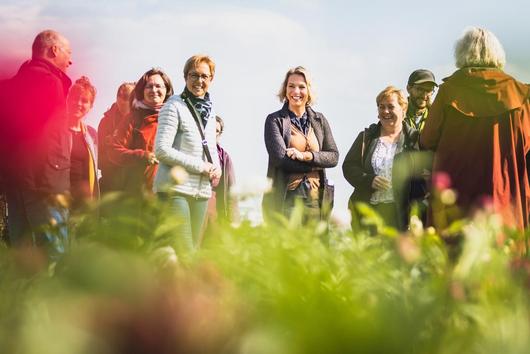Ministerin Karawanskij mit Vertretern des Ökolandbaus beim Demeter-Betrieb Saatgut Rose in Erfurt