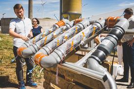 Manuel Dutschke am Helixreaktor des CleanAir-Projekts
