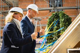 Ministerin Karawanskij mit Wirtschaftsminister Tiefensee beim traditionellen Nagel-Einschlagen