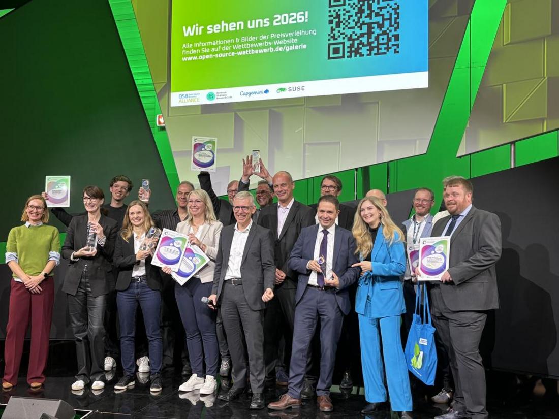 Eine Gruppe Menschen steht auf der Bühne und freut sich über den verliehenen Preis. Unter ihnen ist die Thüringer Staatssekretärin Milen Starke.