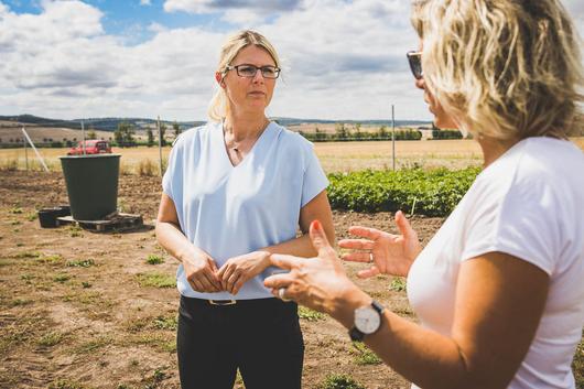 Anja Kolbe-Nelde und Ministerin Karawanskij auf dem Versuchsgelände der Thüringer Freilandpilze GmbH