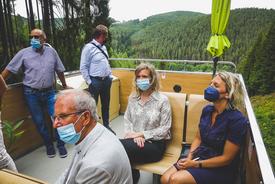 Ministerin Karawanskij und weitere Personen im Cabriowagen der Thüringer Bergbahn