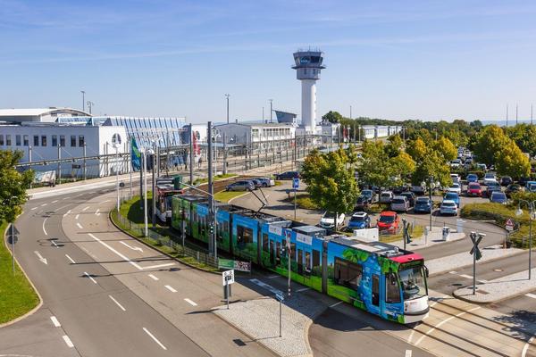 Flughafen Erfurt-Weimar mit Terminal und Tower