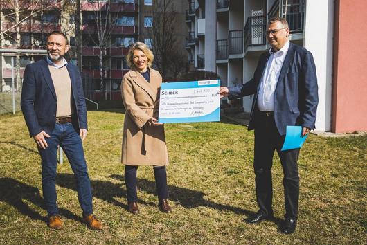 Matthias Reinz (Bürgermeister, Bad Langensalza), Ministerin Susanna Karawanskij und Dirk Lindner (Geschäftsführer der Wohnungsbaugesellschaft Bad Langensalza mbH) mit dem symbolischen Scheck über 2,6 Millionen Euro