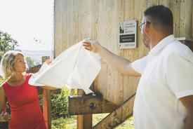 Ministerin und Bürgermeistern enthüllen eine Plakette